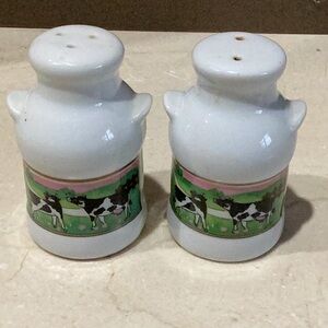 Artmark vintage milk jug salt & pepper shakers with cow scene